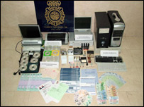 Foto da polícia espanhola mostra parte do material apreendido