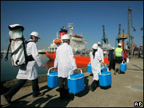 Funcionários entram em navio-cisterna carregado com água potável para abastecer Barcelona