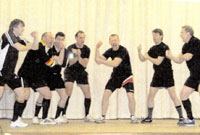 Y tadau dewr yn gwneud yr Haka