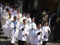 Cầu nguyện trước tòa khâm sứ cũ ở Hà Nội