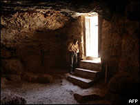 Funcionário jordaniano na entrada da caverna embaixo da Igreja de São Jorge, em Rihab, Jordânia