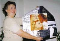 Mair gyda phoster wedi'i arwyddo