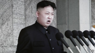 Ông Kim Jong-un tại buổi duyệt binh 15/4