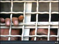 Palestino em ônibus militar antes de ser solto