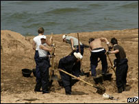 Voluntários limpam óleo em praia de Beirute