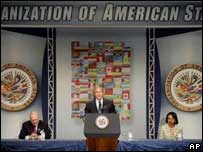 O presidente dos Estados Unidos, George W. Bush, discursando na Assembléia-Geral da OEA