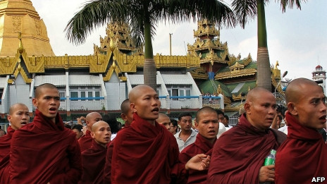 包括僧人在内的缅甸民众再次要求当局就暴力镇压示威作出道歉(12/12/2012)