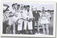 Yr aelodau yn paratoi at y ras stretcher