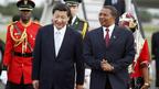 坦桑尼亚总统基奎特（右）在机场迎接习近平（24/3/2013）