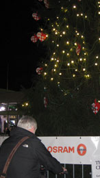 Goleuo'r goeden ar gefn beic