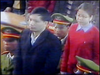 Hai luật sư Nguyễn Văn Đài và Lê Thị Công Nhân tại phiên phúc thẩm-hình chụp qua màn hình TV