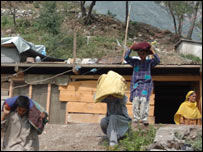 دیہاتوں سے لوگوں کا محفوظ مقامات پر منتقلی کا عمل