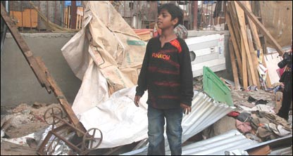 अज़हर अपने टूटे हुए घर में