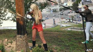 Бензопила в руках FEMEN