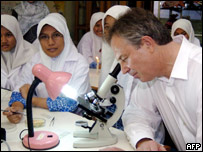 英国首相布莱尔与印尼学生