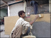 مظفر آباد میں ایک دوکان کی تعمیرِ نو