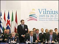 ياپ دی هوپ شفر دبيرکل ناتو (ايستاده) و سرگئی لاوروف وزير خارجه روسيه (سمت چپ وی) در جلسه افتتاحيه 