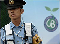 Một nhân viên an ninh Nhật bảo vệ G8