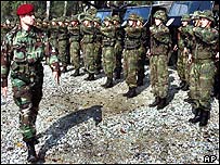 Lukoviç bir birliği teftiş ederken