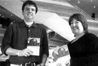 Bethan Mair gyda Arwel Rocet Jones adeg lansio Cerddi'r Byd