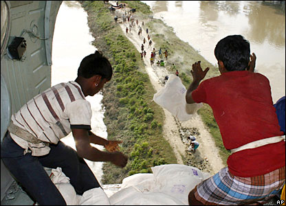 Người dân bang Bihar, phía bắc Ấn Độ, nhận đồ viện trợ thả từ trực thăng.