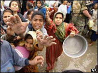 Obyvatelé Basry prosí o vodu a jídlo