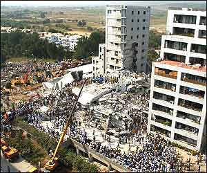 एक 19 मंज़िला रिहाइशी इमारत गिर गई