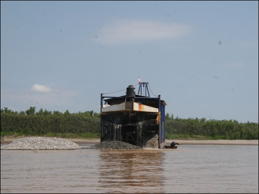 Draga en el río Madre de Dios