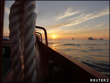 Puesta de sol en la zona del derrame