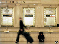 ہڑتال کی وجہ سے پیدل جانے والے لوگ