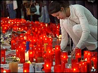 Espanhola acende velas em memorial para as vítimas do atentado de Madri