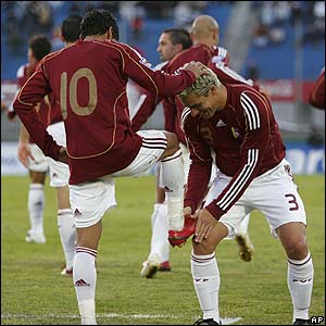 Vargas, el autor del gol venezolano, es felicitado por Rey