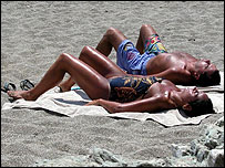 Banhistas tomando sol