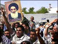 Xiitas levantaram pôsteres do aiatolá depois de seu retorno ao Iraque