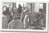 Ailosod yr hysbysrwydd o flaen Capel Bethel yn barod ar gyfer y dathlu.