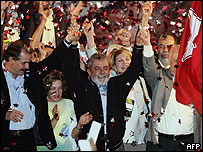 Lula festeja ao lado da mulher e da ex-prefeita Marta Suplicy