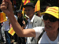 Một cụ bà Việt kiều phản đối ông Dũng ở Washington DC