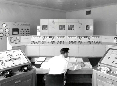 Yr ystafell reoli wreiddiol - wedi ei moderneiddio erbyn hyn.