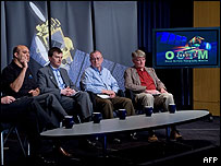 Parag Vaze( 2º, à dir.), da Nasa, Eric Thouvenot (centro) do CNES, a agência espacial da França, Mike Mignogno (2º, dir.) da NOAA, dos EUA, and Mikael Rattenborg da EUMETSAT 