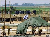 Soldados israelenses constróem base no sul de Israel em preparação para a retirada de colonos da Faixa de Gaza