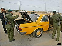 پليس فلسطينی يک تاکسی را در نزديکی مرز اسرائيل و غزه بازرسی می کند