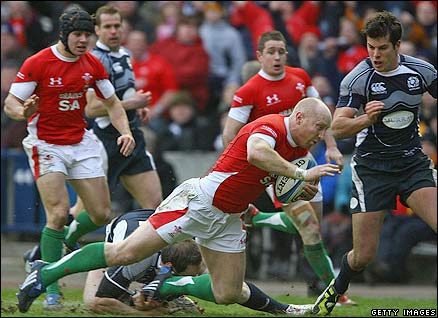Tom Shanklin scores for Wales