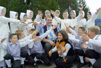 Ifan Prys gyda dawnswyr o Ysgol Iolo Morganwg, Y Bont-faen a gymerodd ran yn seremoni'r cadeirio.