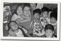 Emma gyda chriw o'i disgyblion yng ngwlad Korea.