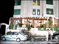 Jeden z poškozených hotelů