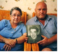 Image:Peggy Thompson with son David Collier with photo of Stan Collier