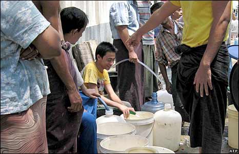 Người dân Đài Loan xếp hàng mua nước