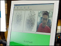 Impressões digitais e foto de turista nos EUA