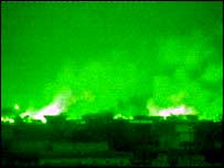 फ़लूजा में इमारतों से निकलती लपटें