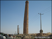 خیابانی که از کنار مناره های مصلای هرات میگذرد